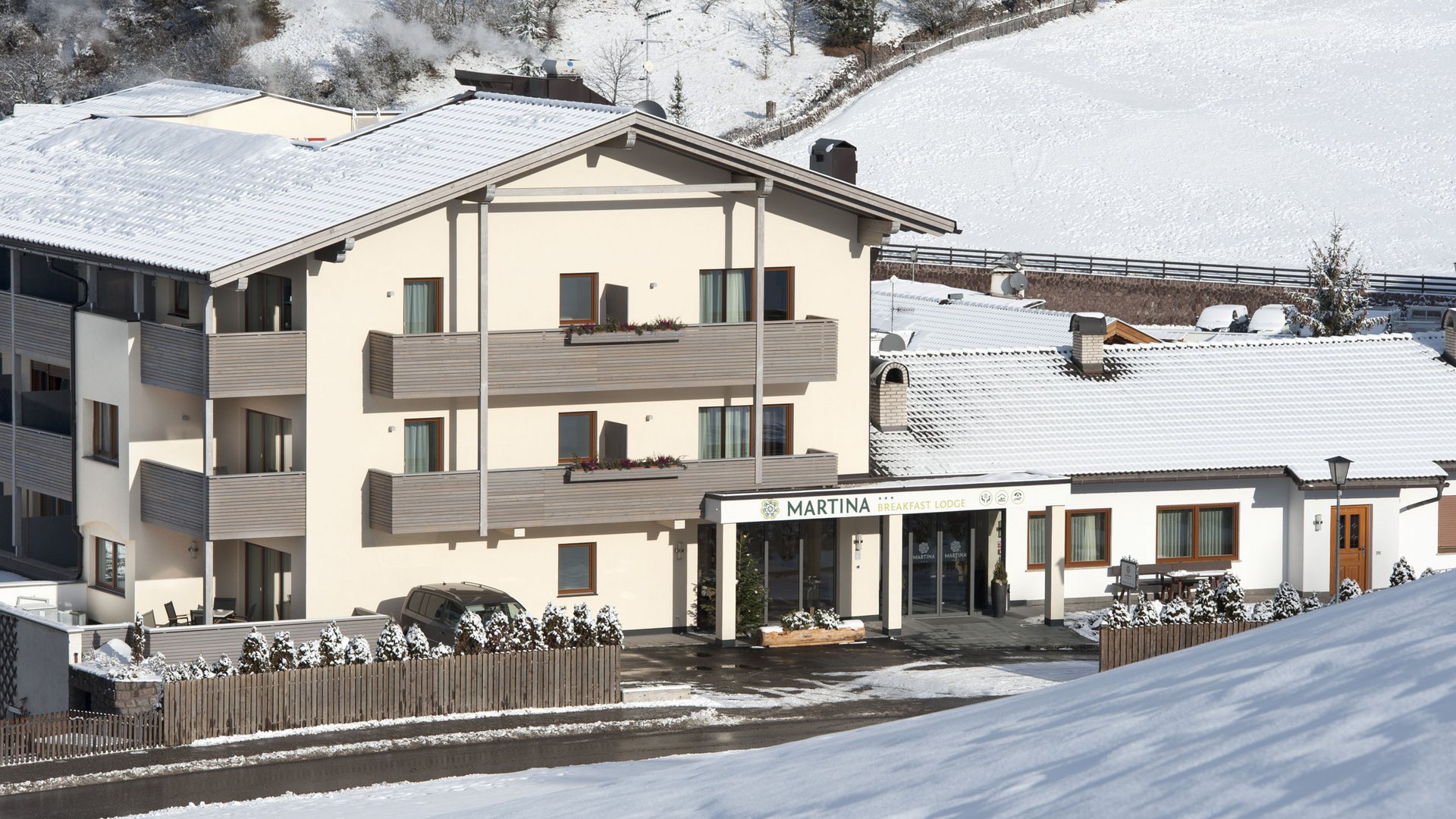 Flexibilität im Hotel in Kastelruth Gasthaus Martina im verschneiten Bergdorf im Winter